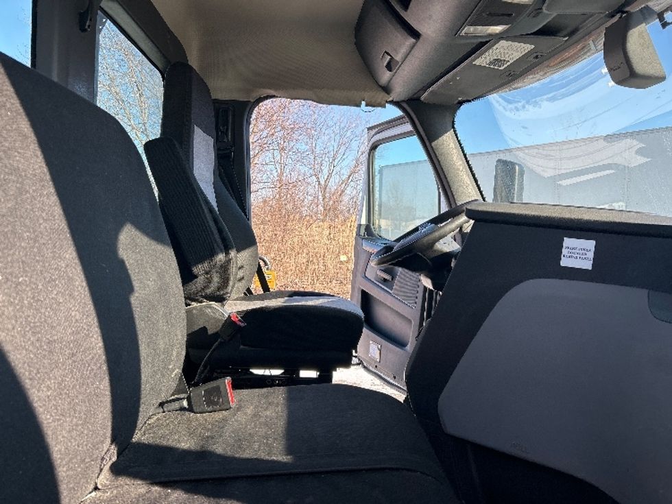 Day Cab Tractor-Heavy Duty Tractors-Freightliner-2018-T12664ST-Chicago (Chicago Ridge)-IL-428,036\n\t\tmiles-$ 45,750 - Image 14