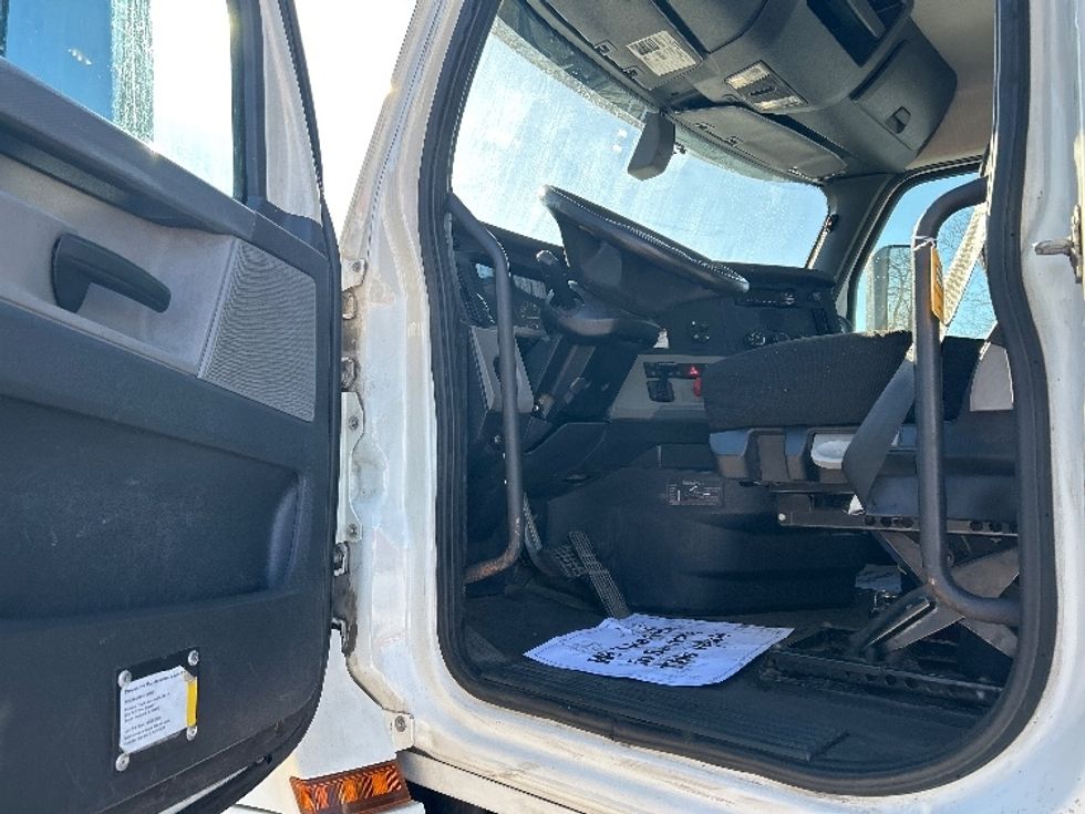 Day Cab Tractor-Heavy Duty Tractors-Freightliner-2018-T12664ST-Chicago (Chicago Ridge)-IL-428,036\n\t\tmiles-$ 45,750 - Image 9