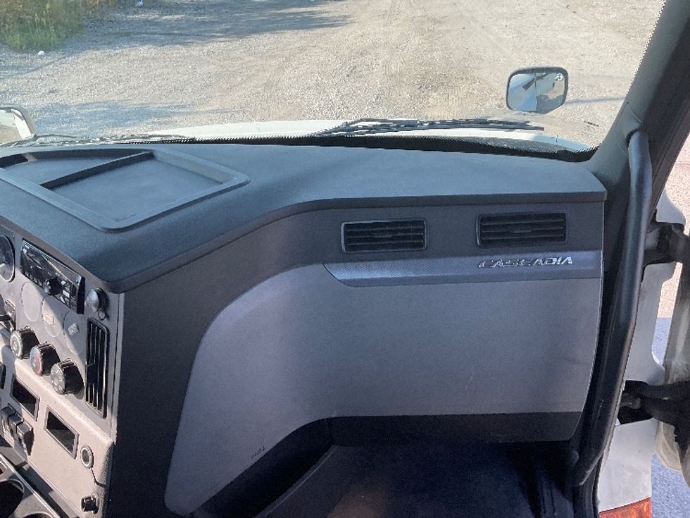 Day Cab Tractor-Heavy Duty Tractors-Freightliner-2018-T12664ST-Chicago (Melrose Park)-IL-340,200\n\t\tmiles-$ 48,750 - Image 13