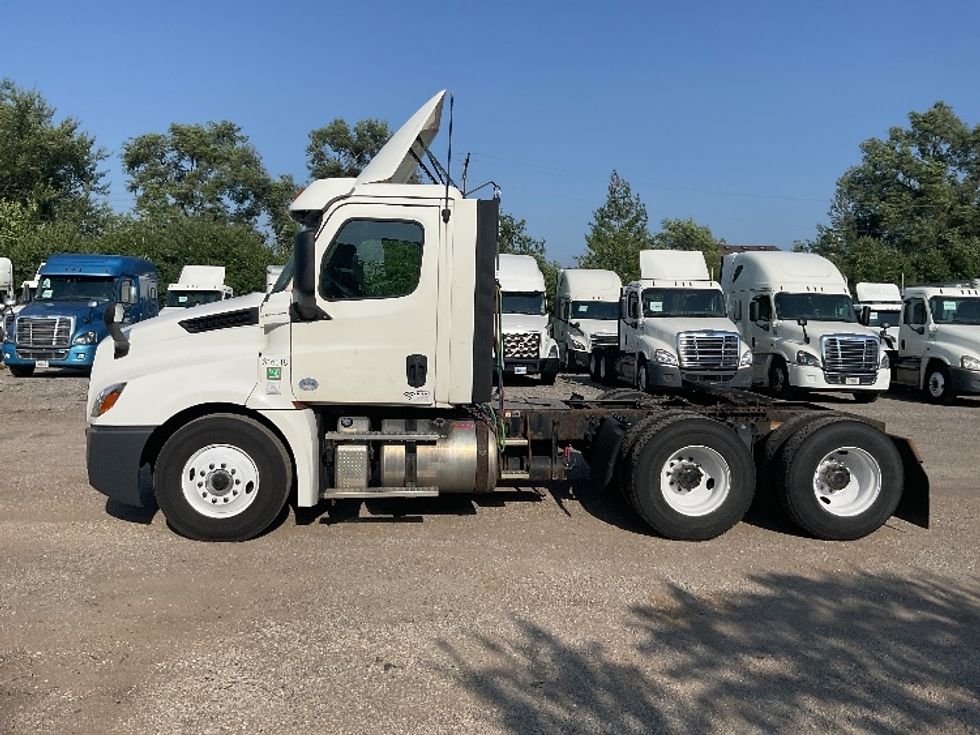 Day Cab Tractor-Heavy Duty Tractors-Freightliner-2018-T12664ST-Chicago (Melrose Park)-IL-340,200\n\t\tmiles-$ 48,750 - Image 4