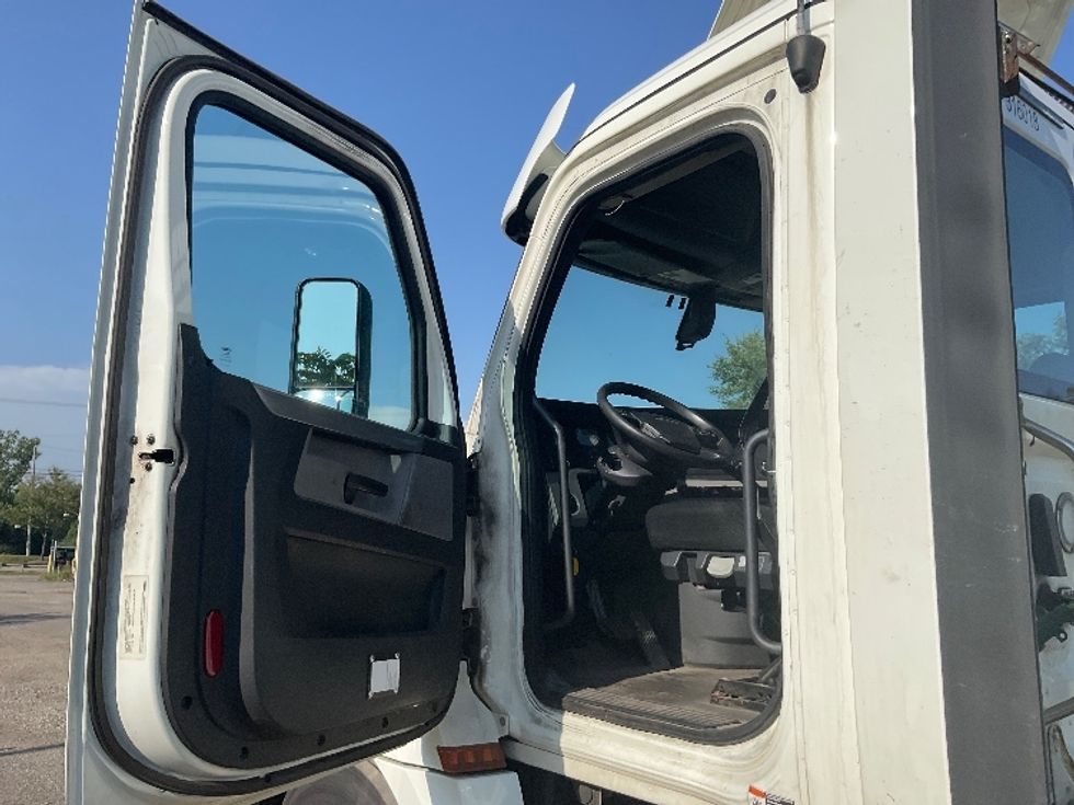Day Cab Tractor-Heavy Duty Tractors-Freightliner-2018-T12664ST-Chicago (Melrose Park)-IL-340,200\n\t\tmiles-$ 48,750 - Image 9