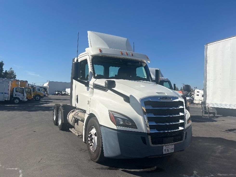 Day Cab Tractor-Heavy Duty Tractors-Freightliner-2018-T12664ST-Chino-CA-300,558\n\t\tmiles-$ 48,500 - Image 1