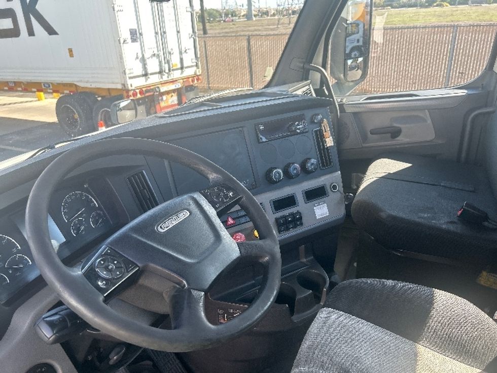 Day Cab Tractor-Heavy Duty Tractors-Freightliner-2018-T12664ST-Chino-CA-300,558\n\t\tmiles-$ 48,500 - Image 10