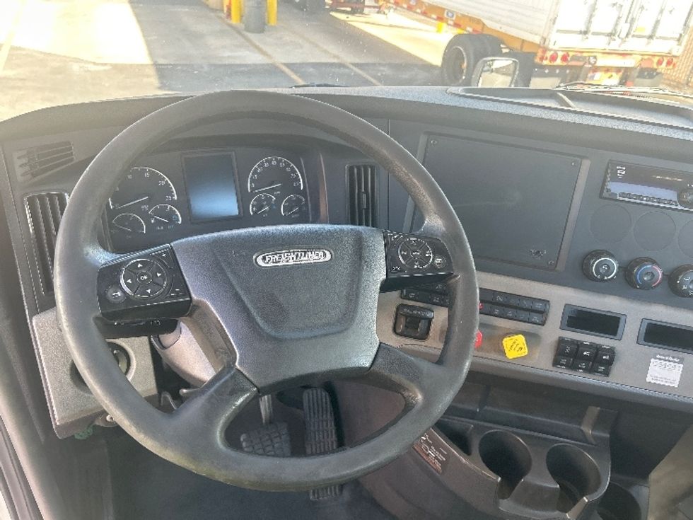Day Cab Tractor-Heavy Duty Tractors-Freightliner-2018-T12664ST-Chino-CA-300,558\n\t\tmiles-$ 48,500 - Image 11