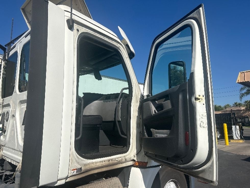 Day Cab Tractor-Heavy Duty Tractors-Freightliner-2018-T12664ST-Chino-CA-300,558\n\t\tmiles-$ 48,500 - Image 12