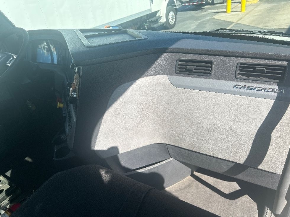 Day Cab Tractor-Heavy Duty Tractors-Freightliner-2018-T12664ST-Chino-CA-300,558\n\t\tmiles-$ 48,500 - Image 13