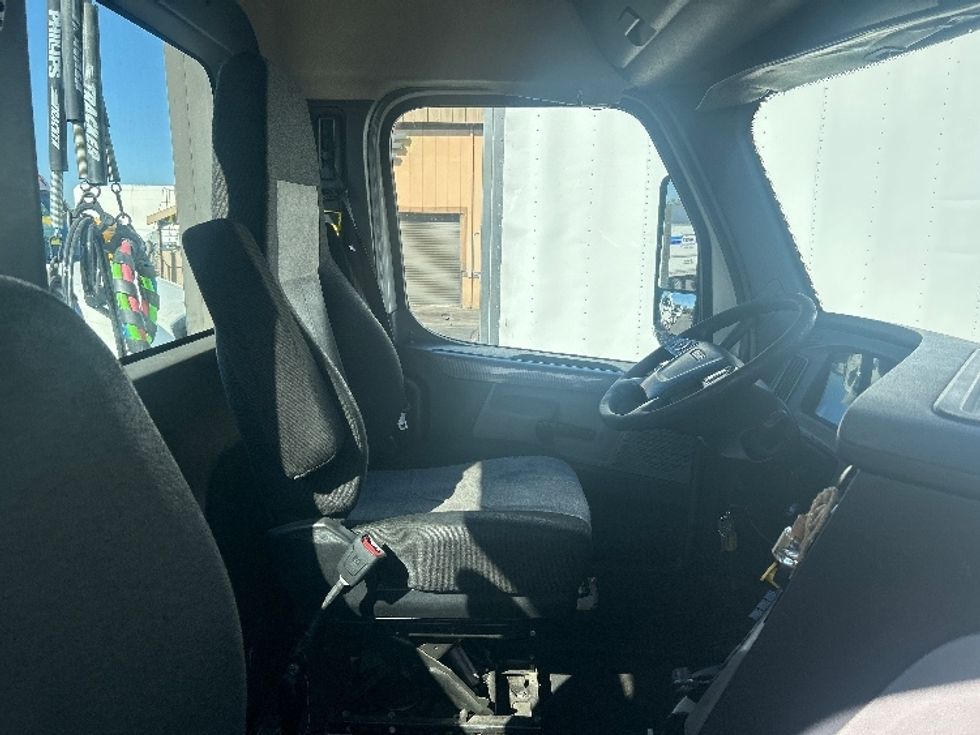 Day Cab Tractor-Heavy Duty Tractors-Freightliner-2018-T12664ST-Chino-CA-300,558\n\t\tmiles-$ 48,500 - Image 14