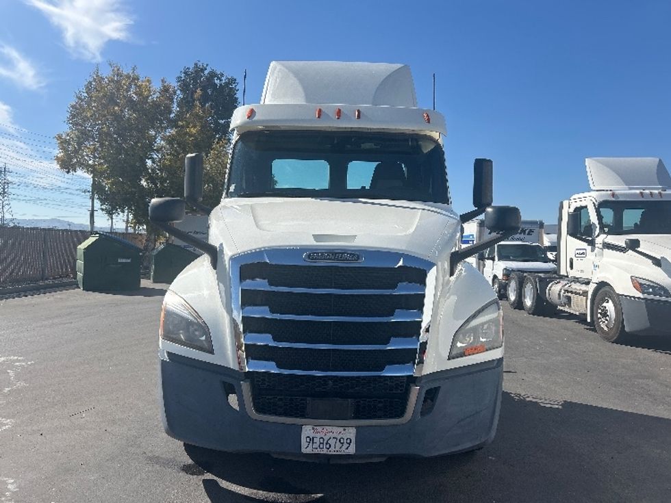 Day Cab Tractor-Heavy Duty Tractors-Freightliner-2018-T12664ST-Chino-CA-300,558\n\t\tmiles-$ 48,500 - Image 2