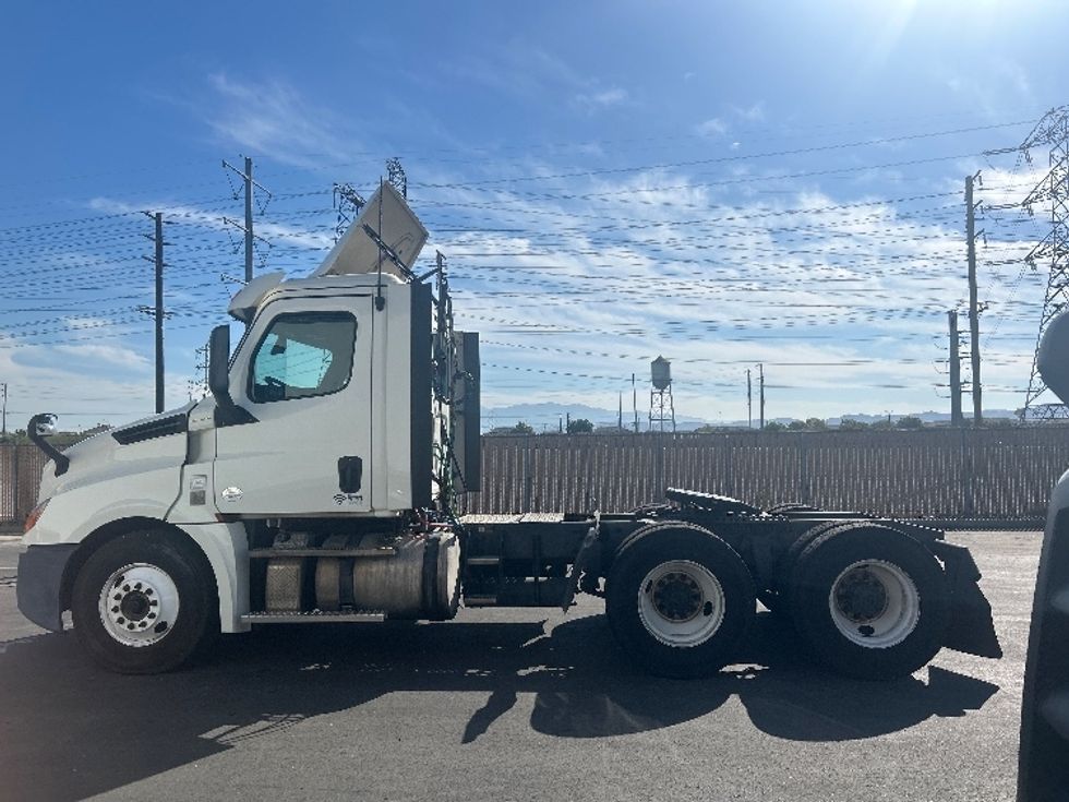 Day Cab Tractor-Heavy Duty Tractors-Freightliner-2018-T12664ST-Chino-CA-300,558\n\t\tmiles-$ 48,500 - Image 4