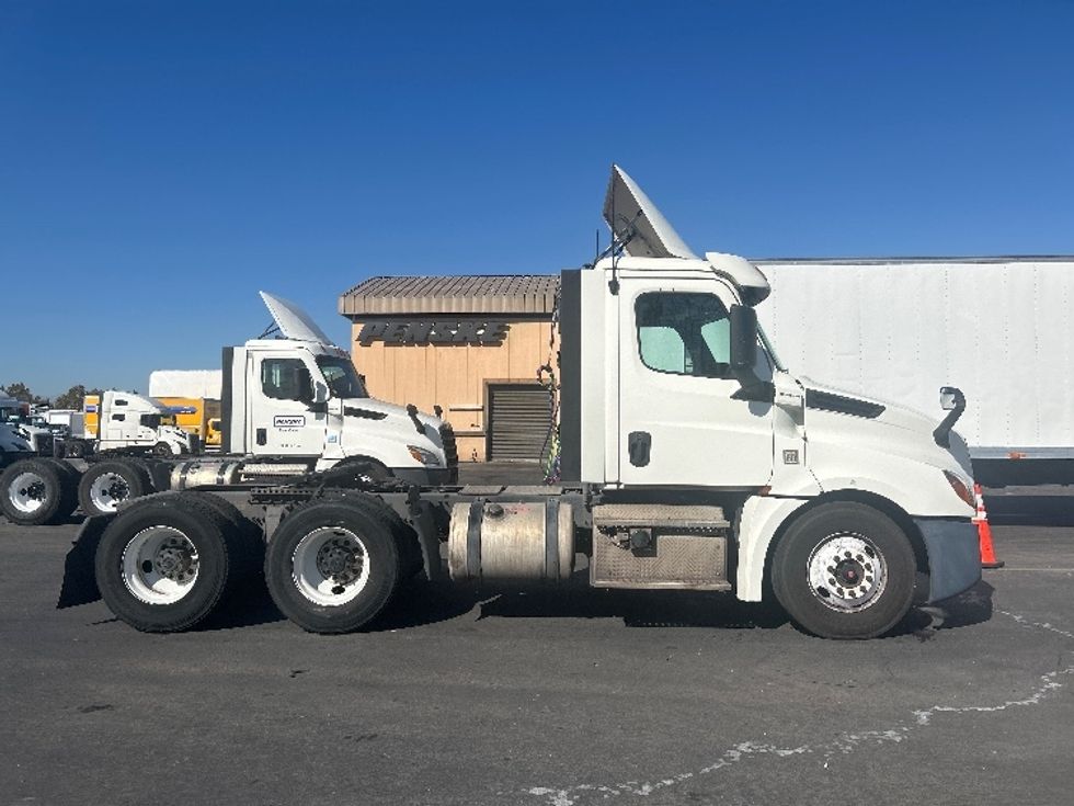 Day Cab Tractor-Heavy Duty Tractors-Freightliner-2018-T12664ST-Chino-CA-300,558\n\t\tmiles-$ 48,500 - Image 8