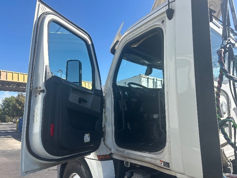 Day Cab Tractor-Heavy Duty Tractors-Freightliner-2018-T12664ST-Chino-CA-300,558\n\t\tmiles-$ 48,500 - Image 9