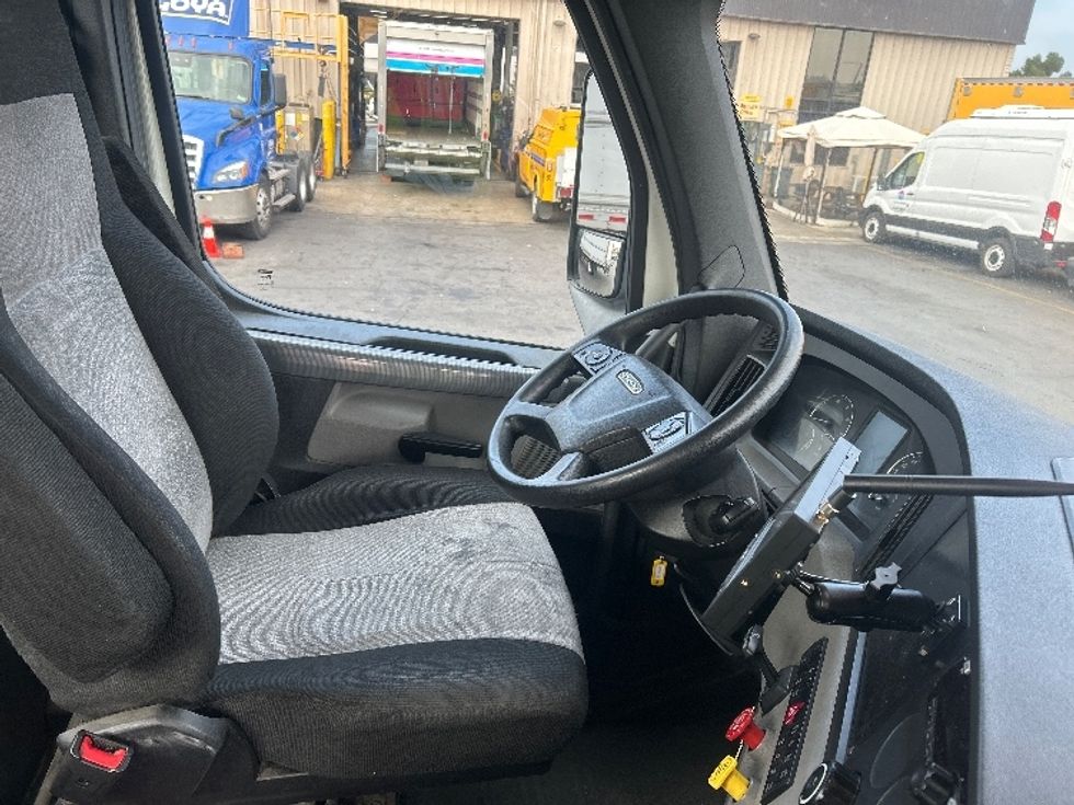 Day Cab Tractor-Heavy Duty Tractors-Freightliner-2018-T12664ST-City Of Industry-CA-302,006\n\t\tmiles-$ 48,500 - Image 14