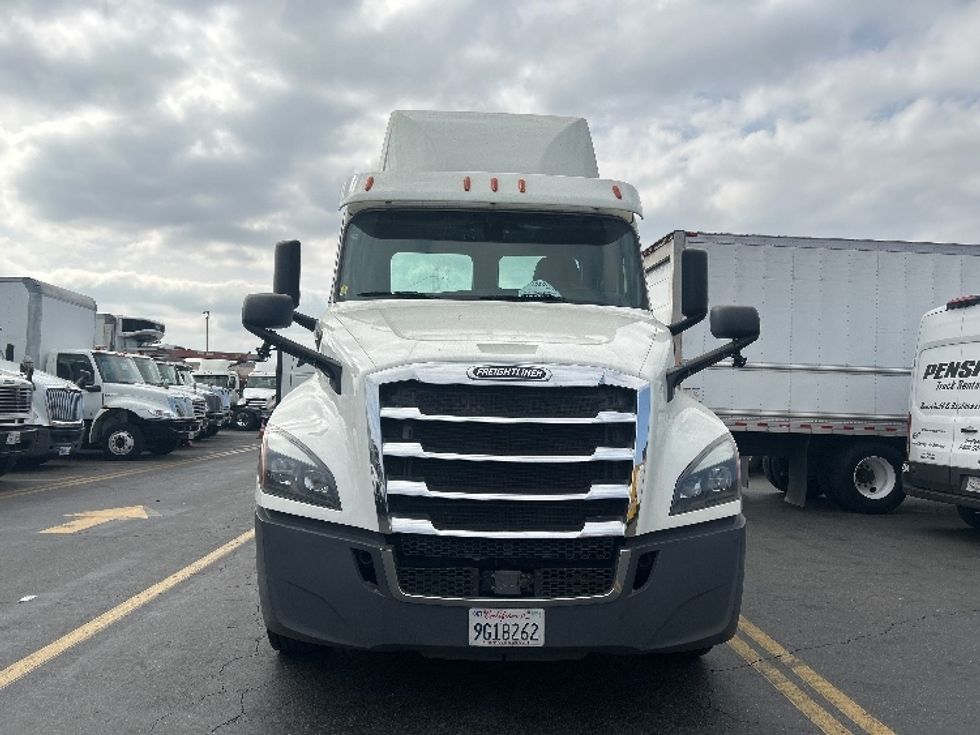 Day Cab Tractor-Heavy Duty Tractors-Freightliner-2018-T12664ST-City Of Industry-CA-302,006\n\t\tmiles-$ 48,500 - Image 2