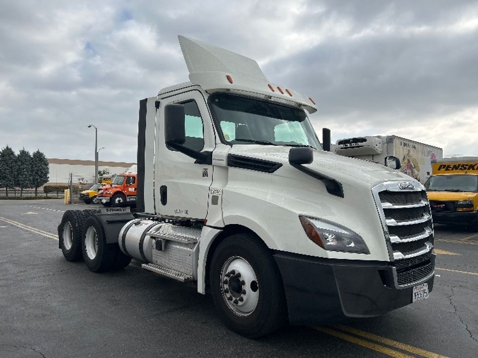 Day Cab Tractor-Heavy Duty Tractors-Freightliner-2018-T12664ST-City Of Industry-CA-405,704\n\t\tmiles-$ 42,500 - Image 1