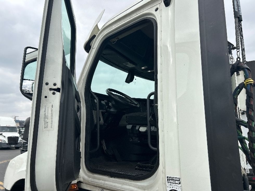 Day Cab Tractor-Heavy Duty Tractors-Freightliner-2018-T12664ST-City Of Industry-CA-405,704\n\t\tmiles-$ 42,500 - Image 10