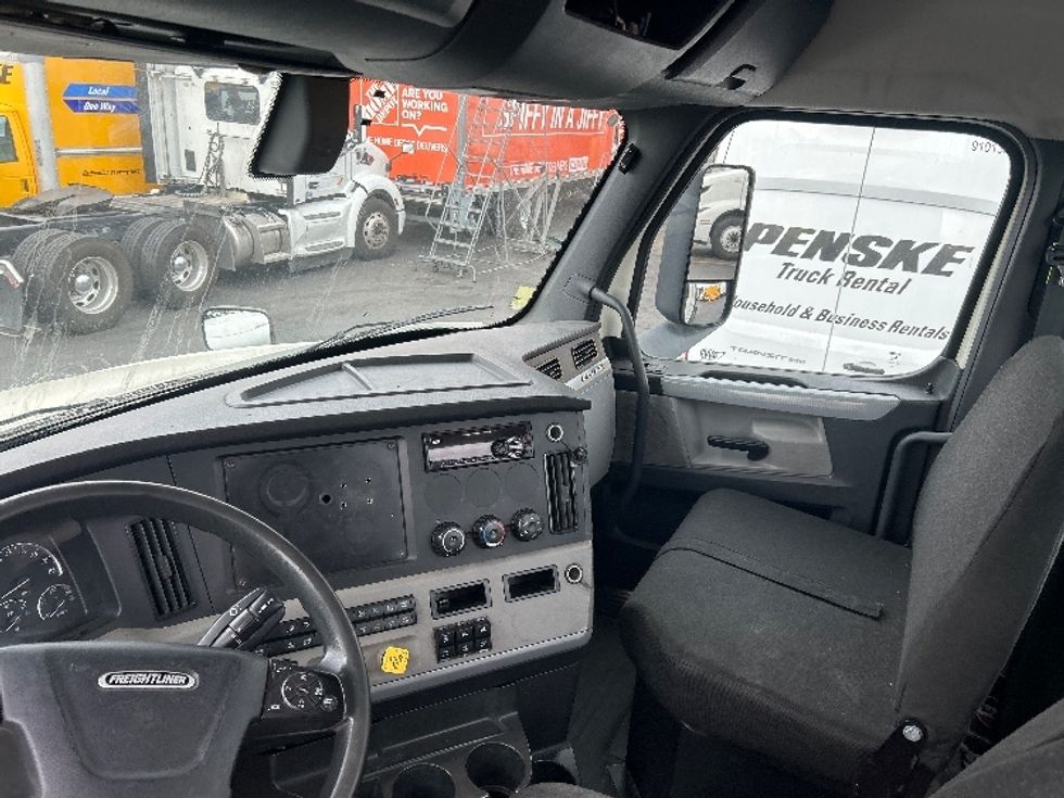 Day Cab Tractor-Heavy Duty Tractors-Freightliner-2018-T12664ST-City Of Industry-CA-405,704\n\t\tmiles-$ 42,500 - Image 7