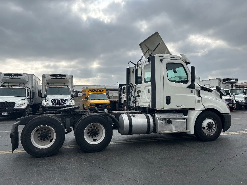 Day Cab Tractor-Heavy Duty Tractors-Freightliner-2018-T12664ST-City Of Industry-CA-405,704\n\t\tmiles-$ 42,500 - Image 9
