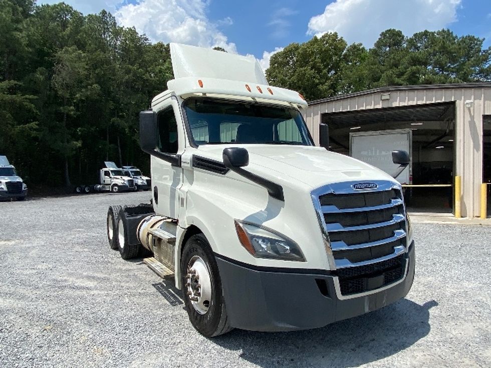 Day Cab Tractor-Heavy Duty Tractors-Freightliner-2018-T12664ST-Cleveland-TN-382,375\n\t\tmiles-$ 38,750 - Image 1