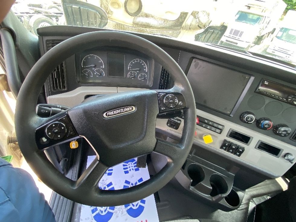 Day Cab Tractor-Heavy Duty Tractors-Freightliner-2018-T12664ST-Cleveland-TN-382,375\n\t\tmiles-$ 38,750 - Image 10