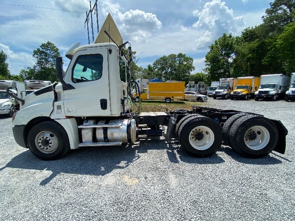 Day Cab Tractor-Heavy Duty Tractors-Freightliner-2018-T12664ST-Cleveland-TN-382,375\n\t\tmiles-$ 38,750 - Image 4