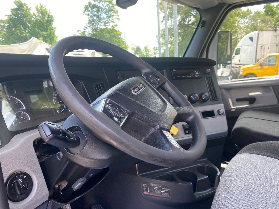 Day Cab Tractor-Heavy Duty Tractors-Freightliner-2018-T12664ST-Cleveland-TN-382,375\n\t\tmiles-$ 38,750 - Image 9