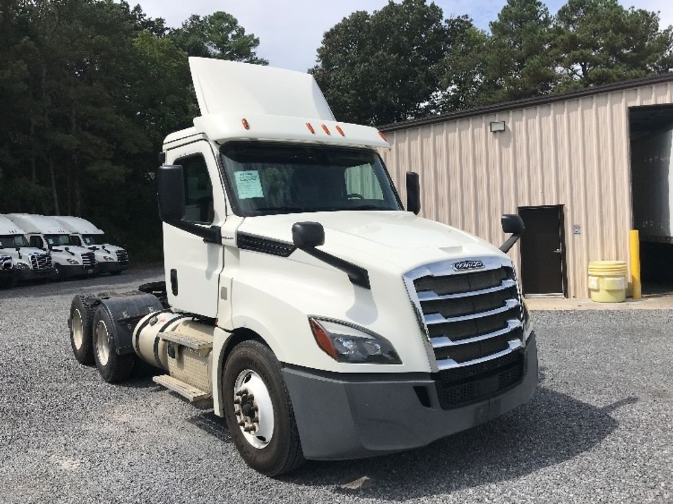 Day Cab Tractor-Heavy Duty Tractors-Freightliner-2018-T12664ST-Cleveland-TN-385,711\n\t\tmiles-$ 51,000 - Image 1