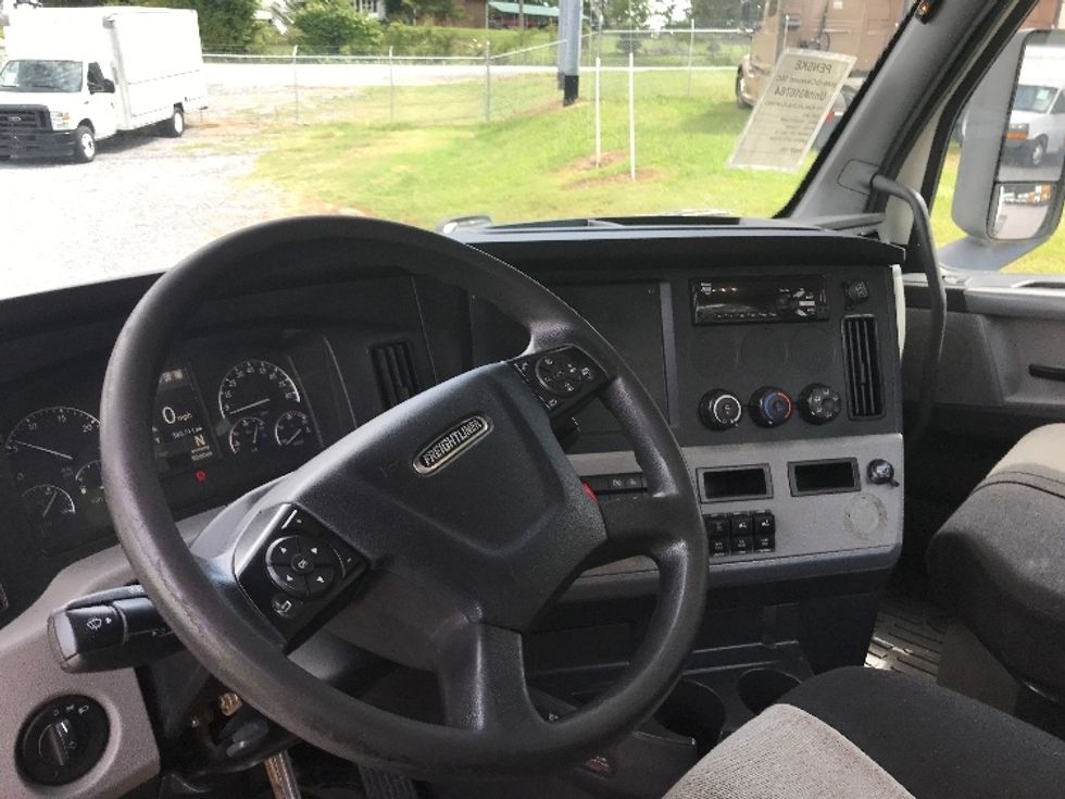 Day Cab Tractor-Heavy Duty Tractors-Freightliner-2018-T12664ST-Cleveland-TN-385,711\n\t\tmiles-$ 51,000 - Image 10