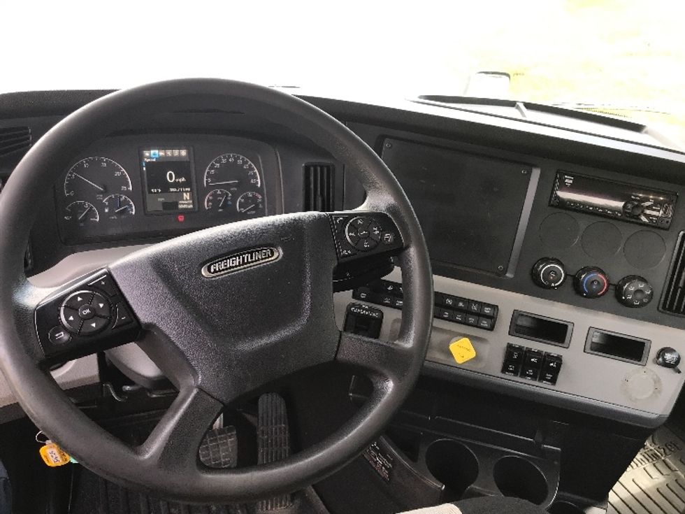 Day Cab Tractor-Heavy Duty Tractors-Freightliner-2018-T12664ST-Cleveland-TN-385,711\n\t\tmiles-$ 51,000 - Image 11