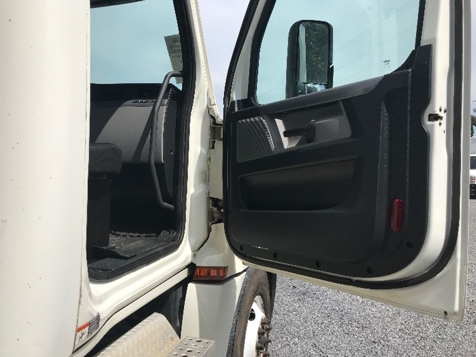 Day Cab Tractor-Heavy Duty Tractors-Freightliner-2018-T12664ST-Cleveland-TN-385,711\n\t\tmiles-$ 51,000 - Image 12