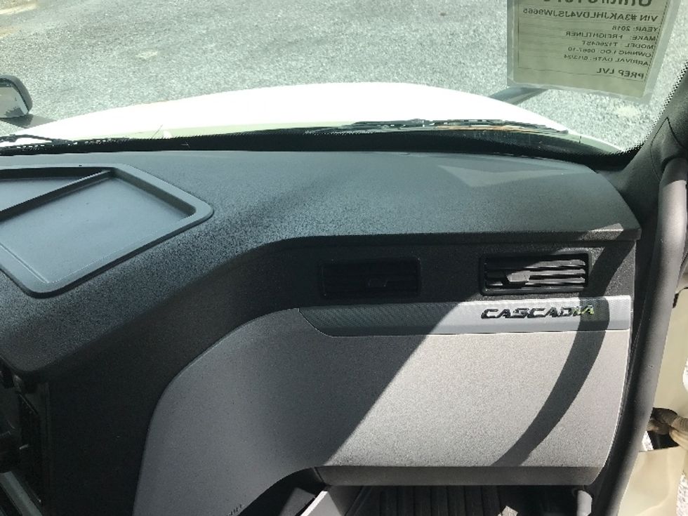 Day Cab Tractor-Heavy Duty Tractors-Freightliner-2018-T12664ST-Cleveland-TN-385,711\n\t\tmiles-$ 51,000 - Image 13