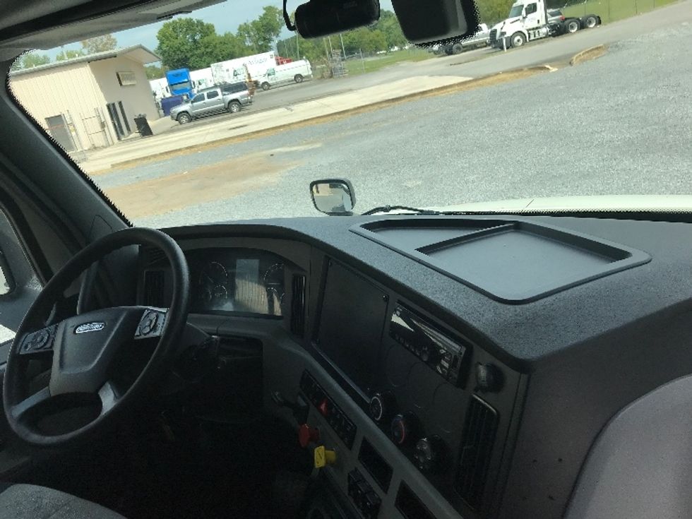 Day Cab Tractor-Heavy Duty Tractors-Freightliner-2018-T12664ST-Cleveland-TN-385,711\n\t\tmiles-$ 51,000 - Image 14