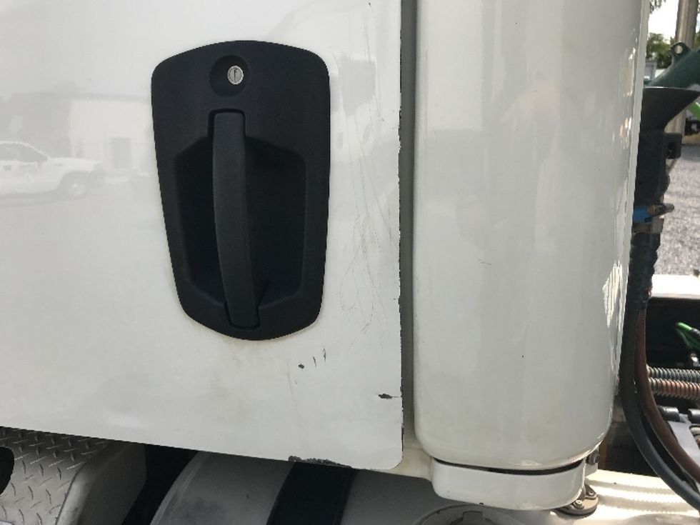 Day Cab Tractor-Heavy Duty Tractors-Freightliner-2018-T12664ST-Cleveland-TN-385,711\n\t\tmiles-$ 51,000 - Image 19