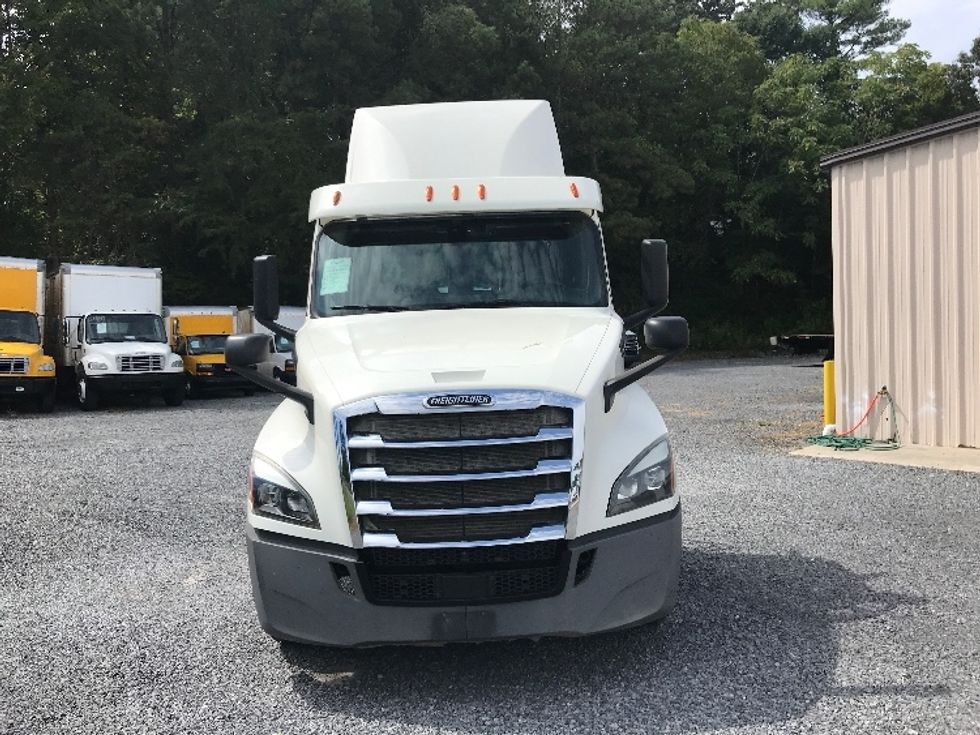 Day Cab Tractor-Heavy Duty Tractors-Freightliner-2018-T12664ST-Cleveland-TN-385,711\n\t\tmiles-$ 51,000 - Image 2