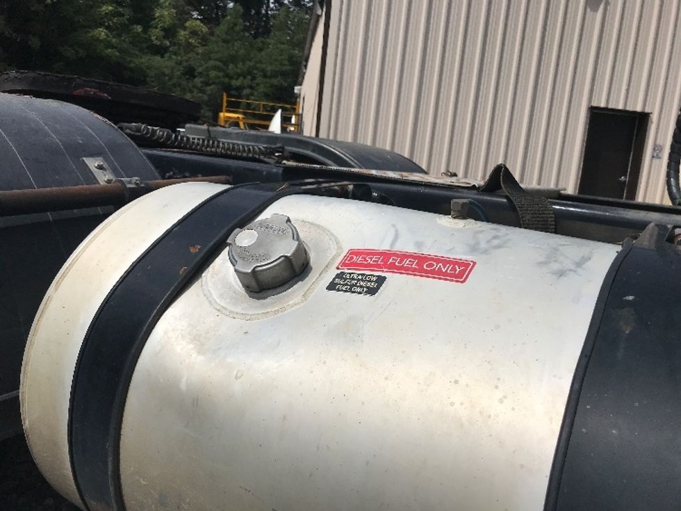 Day Cab Tractor-Heavy Duty Tractors-Freightliner-2018-T12664ST-Cleveland-TN-385,711\n\t\tmiles-$ 51,000 - Image 21