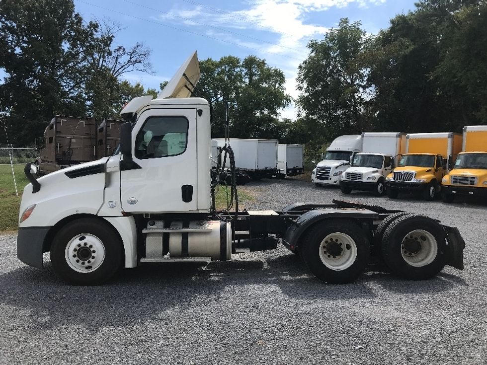 Day Cab Tractor-Heavy Duty Tractors-Freightliner-2018-T12664ST-Cleveland-TN-385,711\n\t\tmiles-$ 51,000 - Image 4