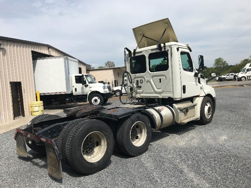 Day Cab Tractor-Heavy Duty Tractors-Freightliner-2018-T12664ST-Cleveland-TN-385,711\n\t\tmiles-$ 51,000 - Image 7