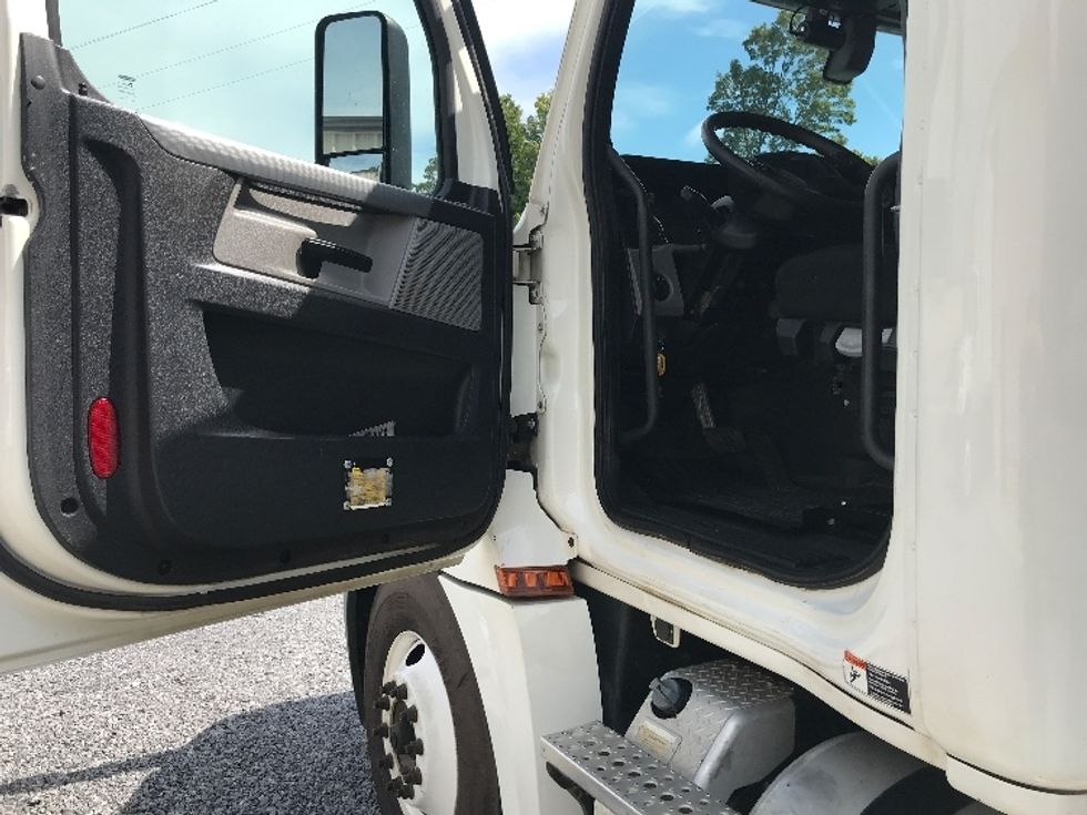 Day Cab Tractor-Heavy Duty Tractors-Freightliner-2018-T12664ST-Cleveland-TN-385,711\n\t\tmiles-$ 51,000 - Image 9