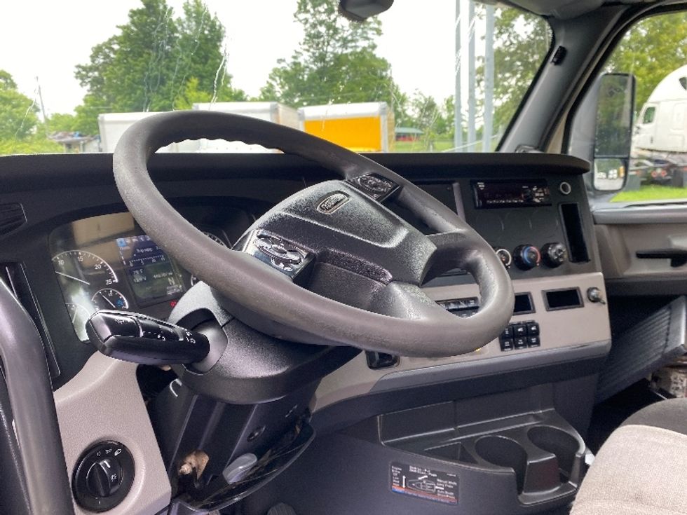 Day Cab Tractor-Heavy Duty Tractors-Freightliner-2018-T12664ST-Cleveland-TN-400,307\n\t\tmiles-$ 35,000 - Image 10