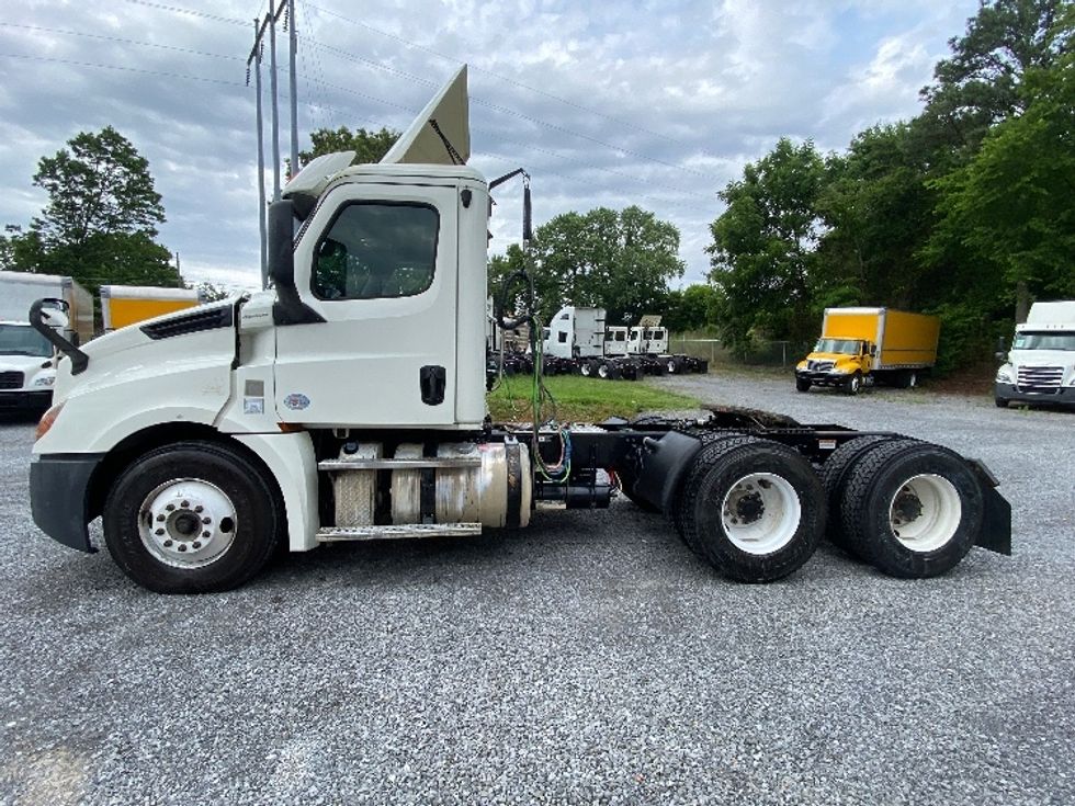 Day Cab Tractor-Heavy Duty Tractors-Freightliner-2018-T12664ST-Cleveland-TN-400,307\n\t\tmiles-$ 35,000 - Image 4