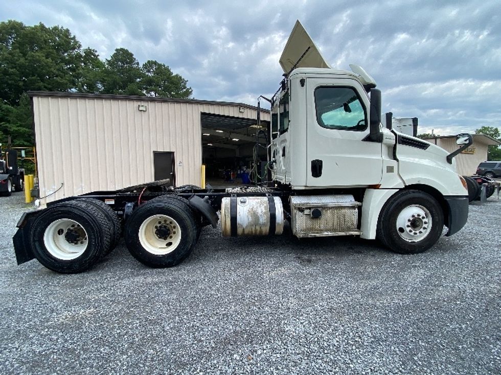 Day Cab Tractor-Heavy Duty Tractors-Freightliner-2018-T12664ST-Cleveland-TN-400,307\n\t\tmiles-$ 35,000 - Image 8