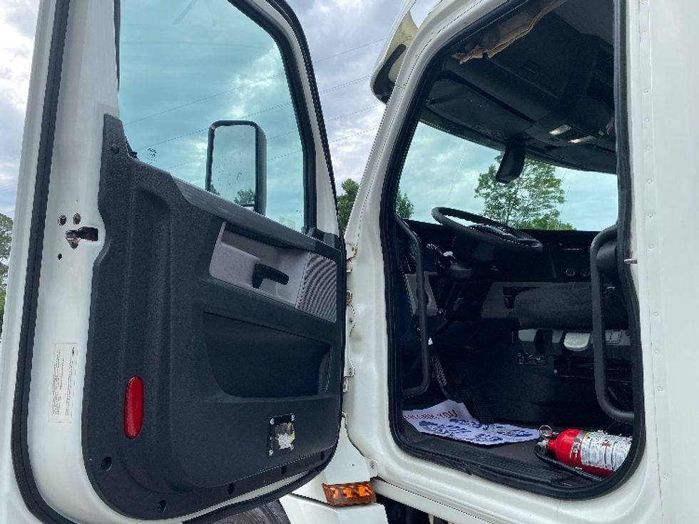 Day Cab Tractor-Heavy Duty Tractors-Freightliner-2018-T12664ST-Cleveland-TN-400,307\n\t\tmiles-$ 35,000 - Image 9