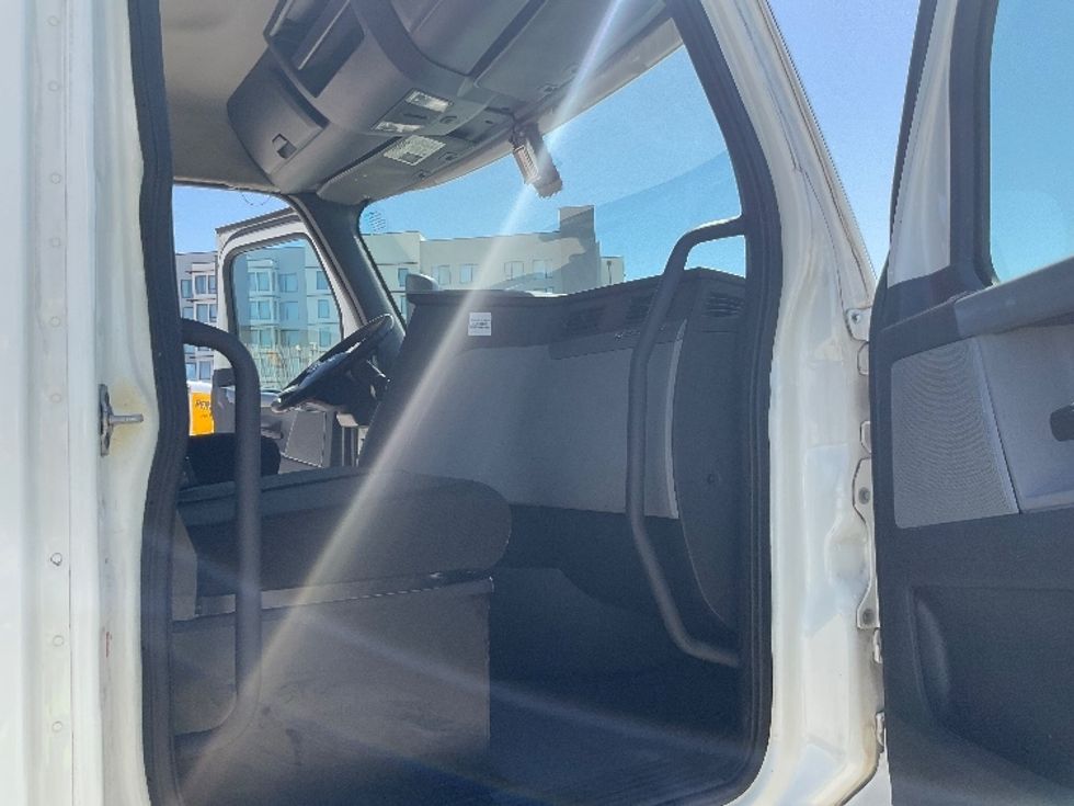 Day Cab Tractor-Heavy Duty Tractors-Freightliner-2018-T12664ST-Cleveland-TN-538,876\n\t\tmiles-$ 30,250 - Image 12