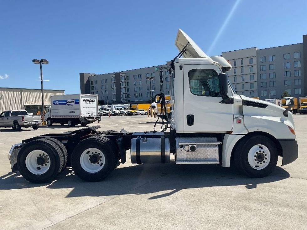 Day Cab Tractor-Heavy Duty Tractors-Freightliner-2018-T12664ST-Cleveland-TN-538,876\n\t\tmiles-$ 30,250 - Image 8