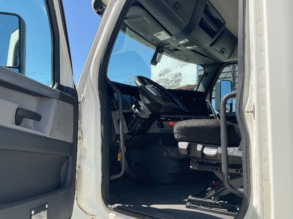 Day Cab Tractor-Heavy Duty Tractors-Freightliner-2018-T12664ST-Cleveland-TN-538,876\n\t\tmiles-$ 30,250 - Image 9