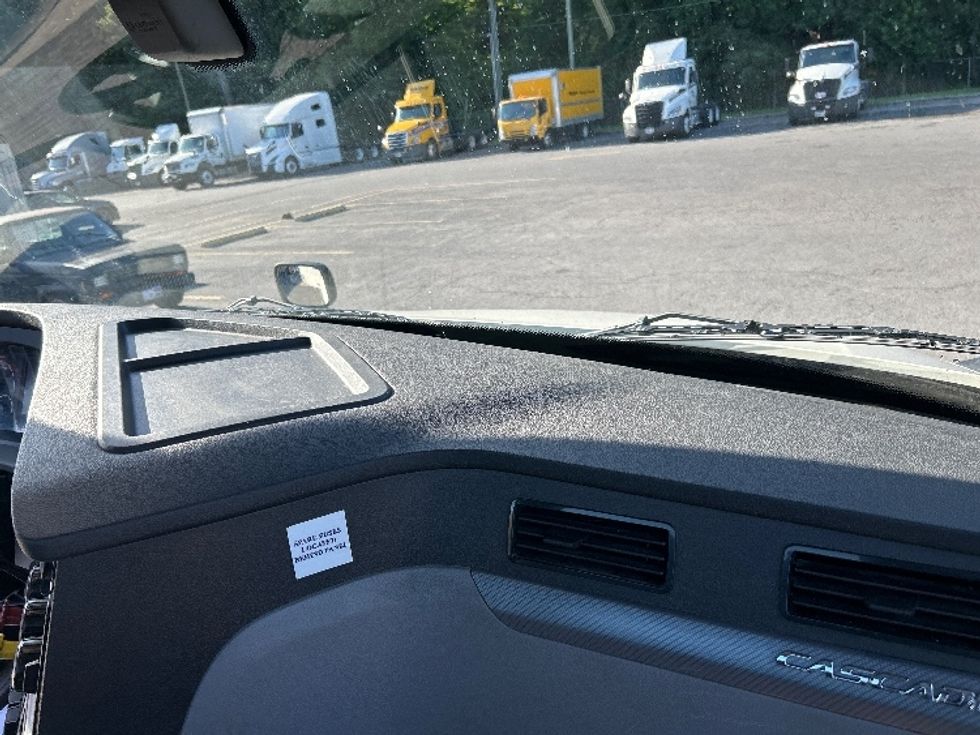 Day Cab Tractor-Heavy Duty Tractors-Freightliner-2018-T12664ST-Cleveland-TN-541,132\n\t\tmiles-$ 37,000 - Image 13