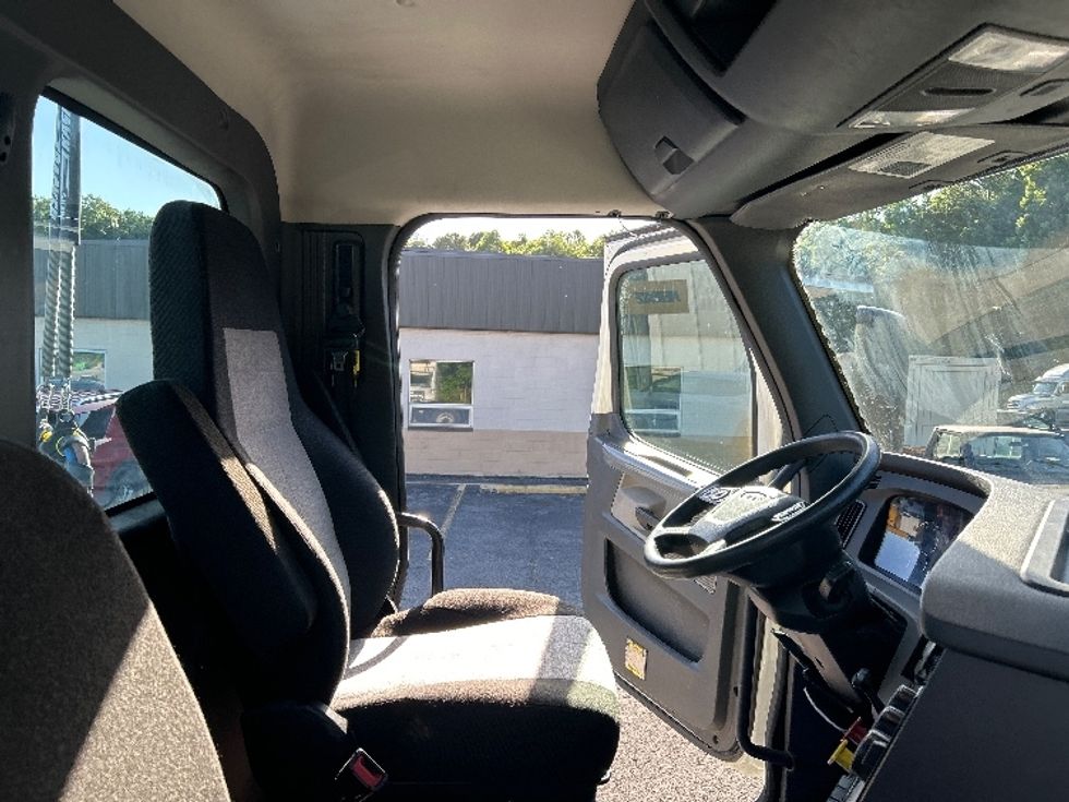 Day Cab Tractor-Heavy Duty Tractors-Freightliner-2018-T12664ST-Cleveland-TN-541,132\n\t\tmiles-$ 37,000 - Image 14