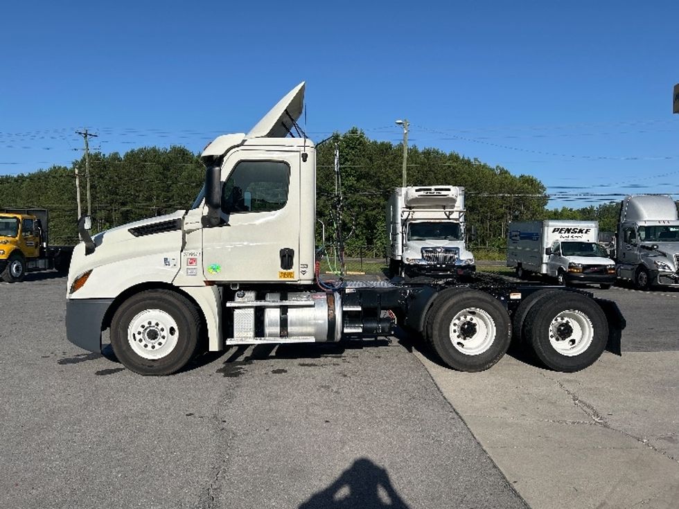 Day Cab Tractor-Heavy Duty Tractors-Freightliner-2018-T12664ST-Cleveland-TN-541,132\n\t\tmiles-$ 37,000 - Image 4