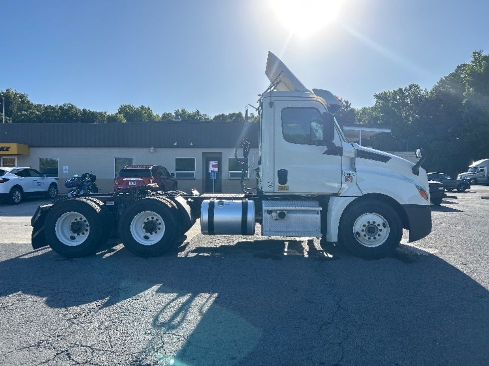 Day Cab Tractor-Heavy Duty Tractors-Freightliner-2018-T12664ST-Cleveland-TN-541,132\n\t\tmiles-$ 37,000 - Image 8