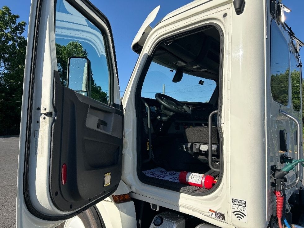 Day Cab Tractor-Heavy Duty Tractors-Freightliner-2018-T12664ST-Cleveland-TN-541,132\n\t\tmiles-$ 37,000 - Image 9