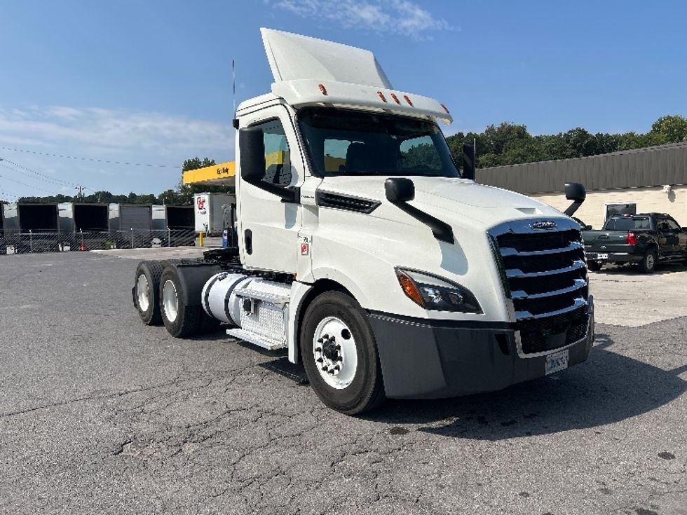Day Cab Tractor-Heavy Duty Tractors-Freightliner-2018-T12664ST-Cleveland-TN-819,694\n\t\tmiles-$ 27,500 - Image 1